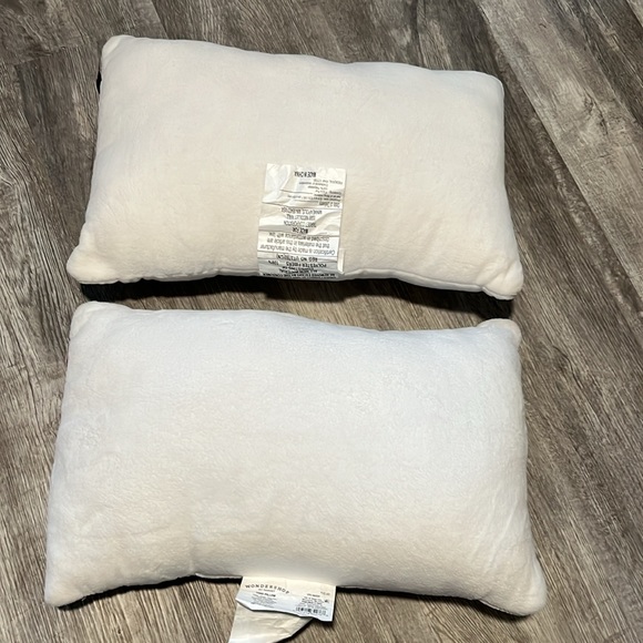 NWT Set of 2 Merry Christmas Decorative Pillows - Picture 2 of 3